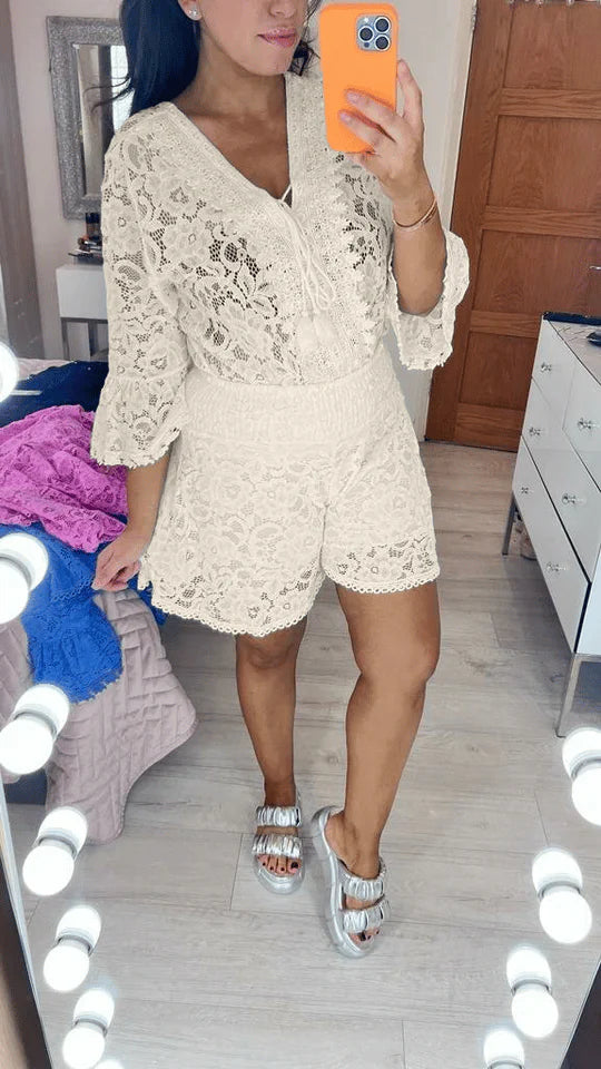 Lara - Mono corto de encaje con escote en V