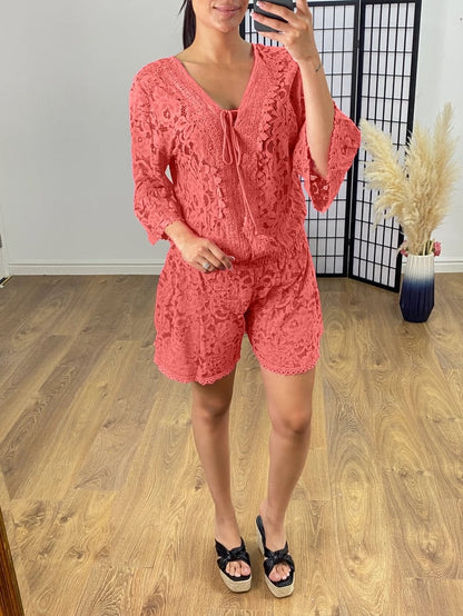 Lara - Mono corto de encaje con escote en V