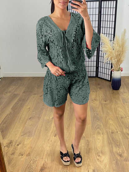 Lara - Mono corto de encaje con escote en V