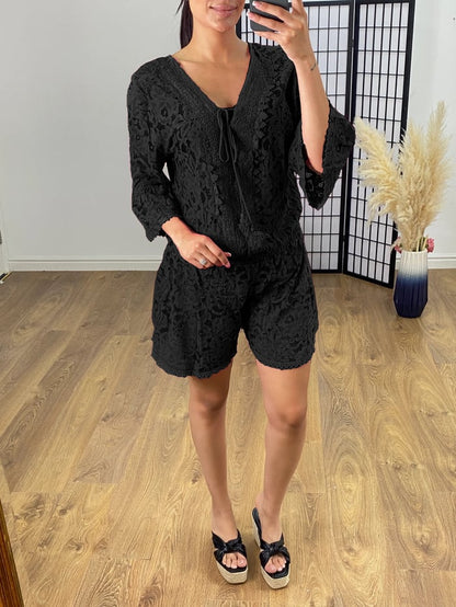 Lara - Mono corto de encaje con escote en V