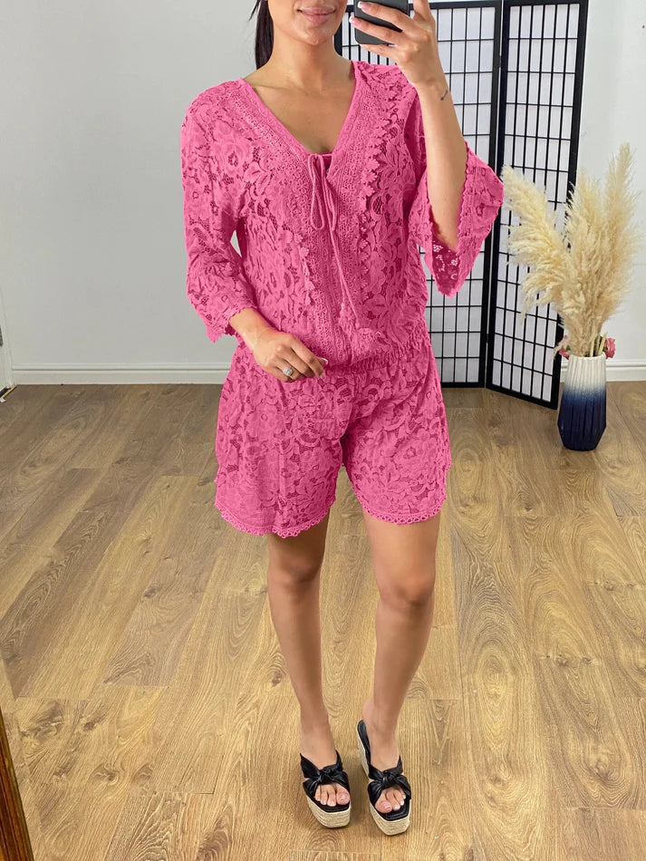 Lara - Mono corto de encaje con escote en V