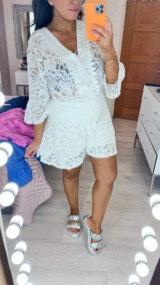 Lara - Mono corto de encaje con escote en V