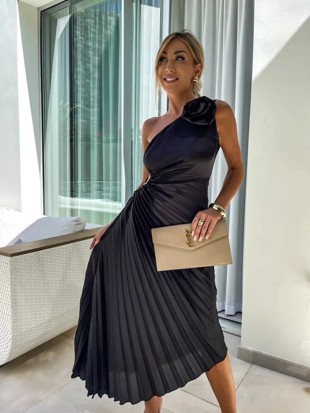 Luna – Vestido floral asimétrico con hombro descubierto