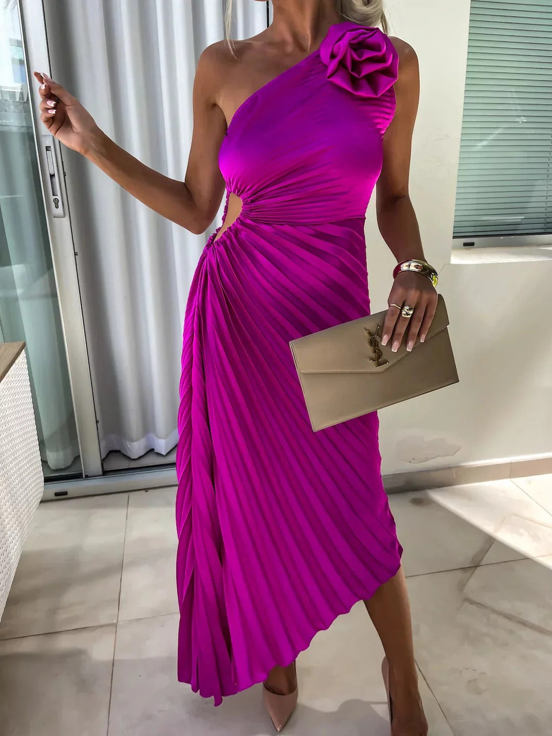 Luna – Vestido floral asimétrico con hombro descubierto