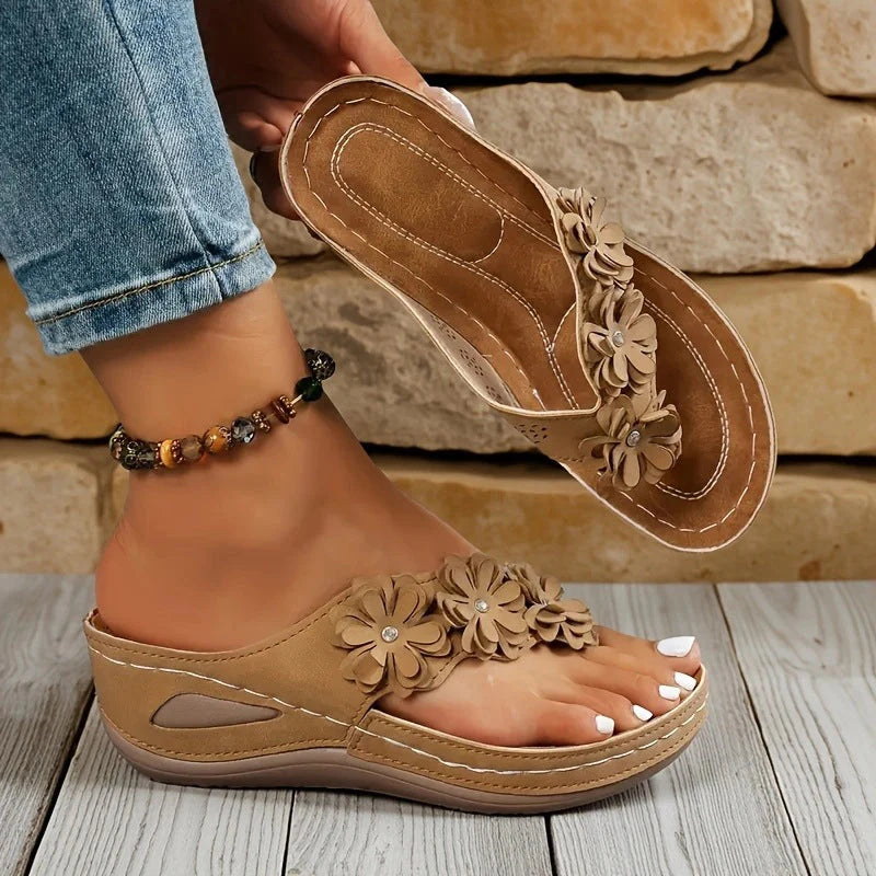 Bruna - Sandalias de tiras con cuña floral