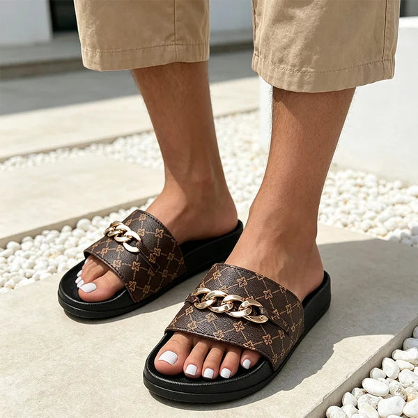 Ginebra - Sandalias ergonómicas con monograma y cadena dorada